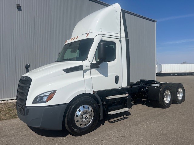 Freightliner Cascadia 116 2024 - image 1 of 6