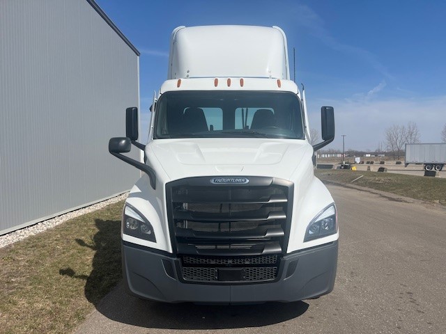 Freightliner Cascadia 116 2024 - image 2 of 6